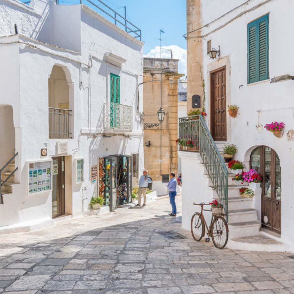 OSTUNI IN APECALESSINO: LA CITTA' BIANCA SU UN PIAGGIO D'EPOCA