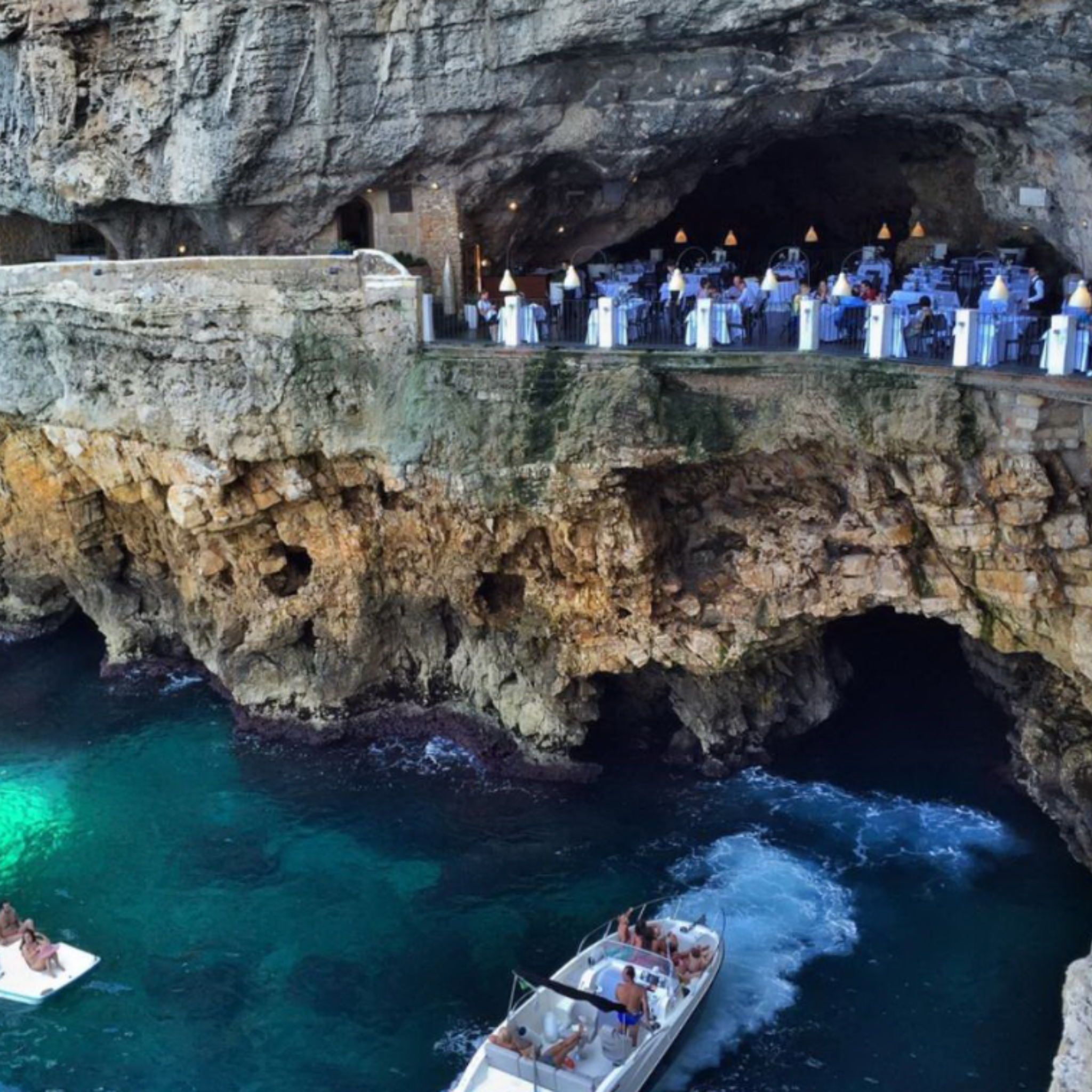 TOUR IN BARCA A POLIGNANO A MARE: VISITA ALLE GROTTE E BAGNO A LARGO