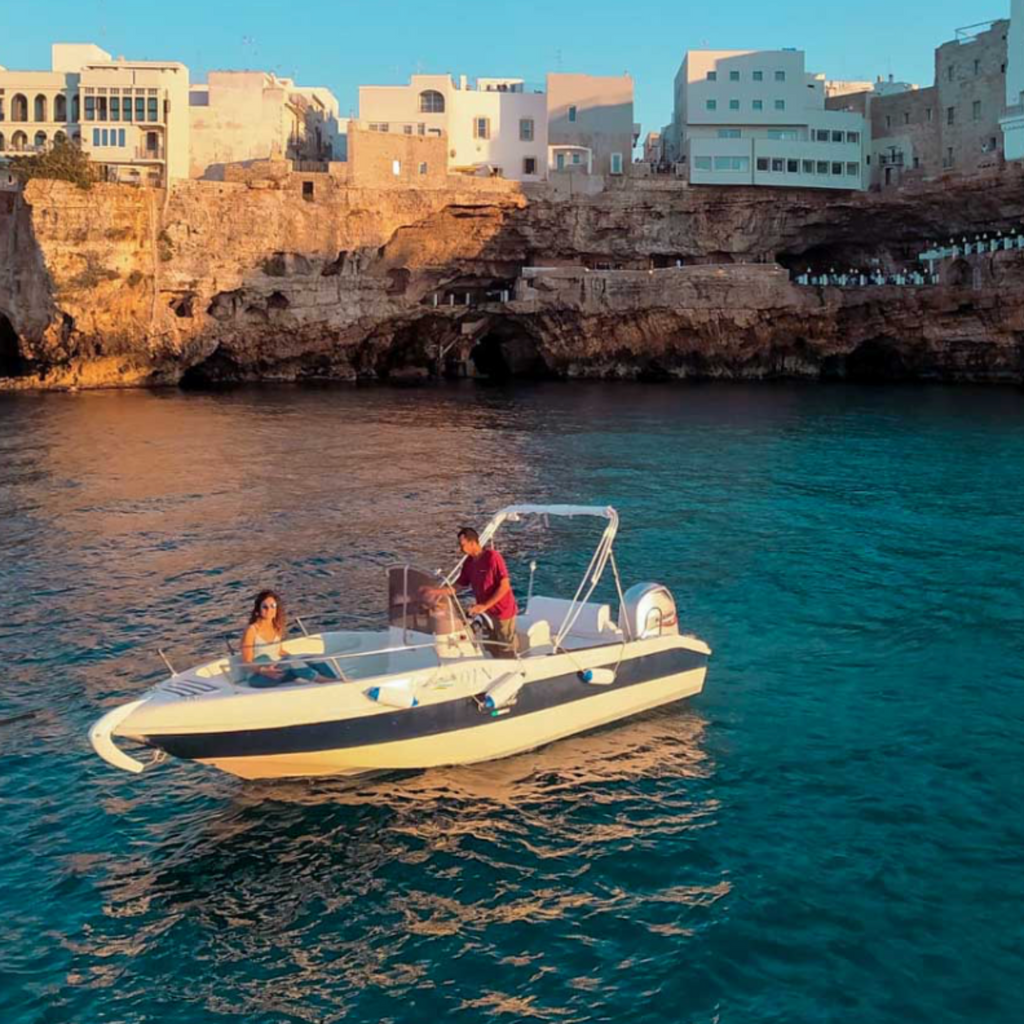 TOUR IN BARCA A POLIGNANO A MARE: VISITA ALLE GROTTE E BAGNO A LARGO