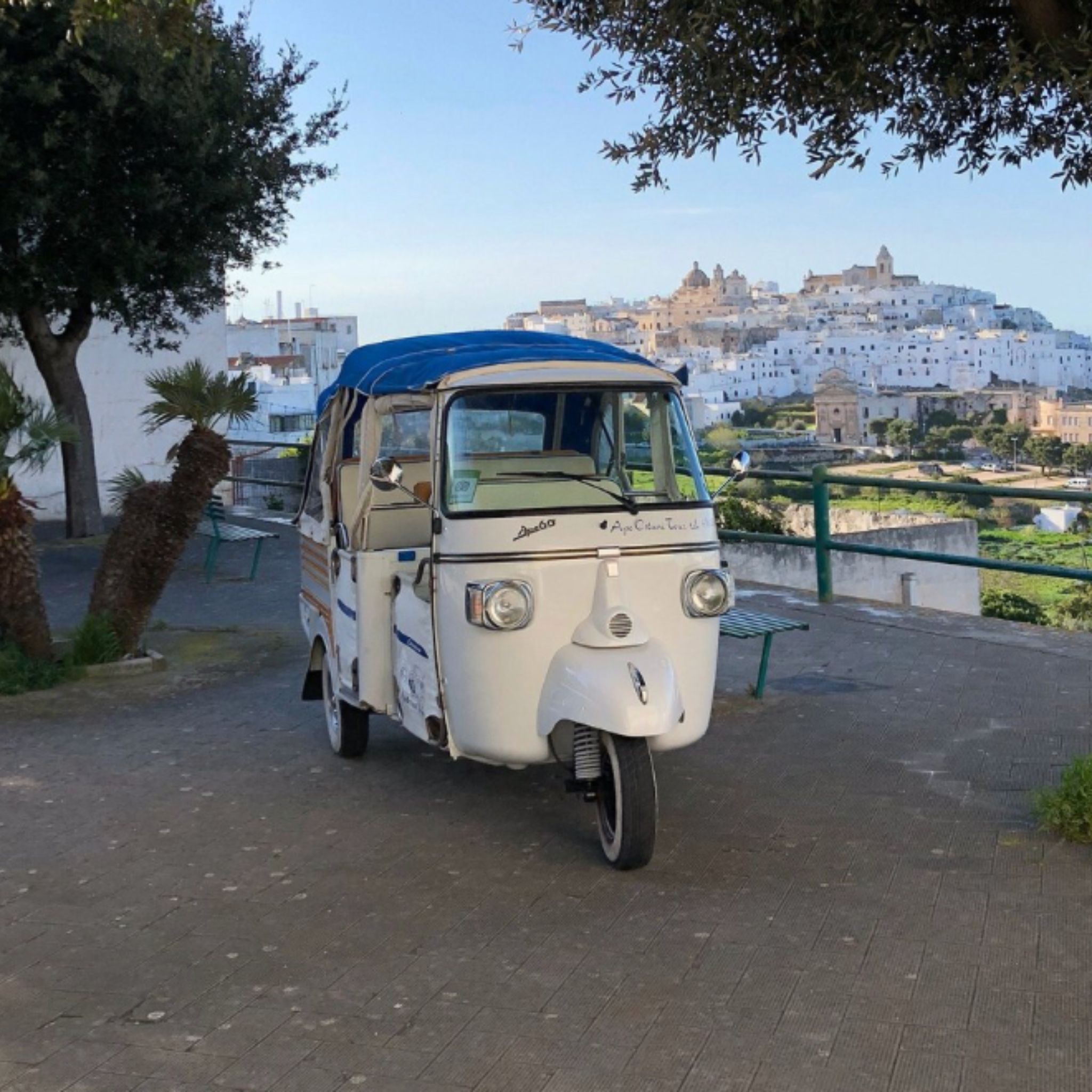 OSTUNI IN APECALESSINO: LA CITTA' BIANCA SU UN PIAGGIO D'EPOCA