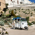 OSTUNI IN APECALESSINO: LA CITTA' BIANCA SU UN PIAGGIO D'EPOCA