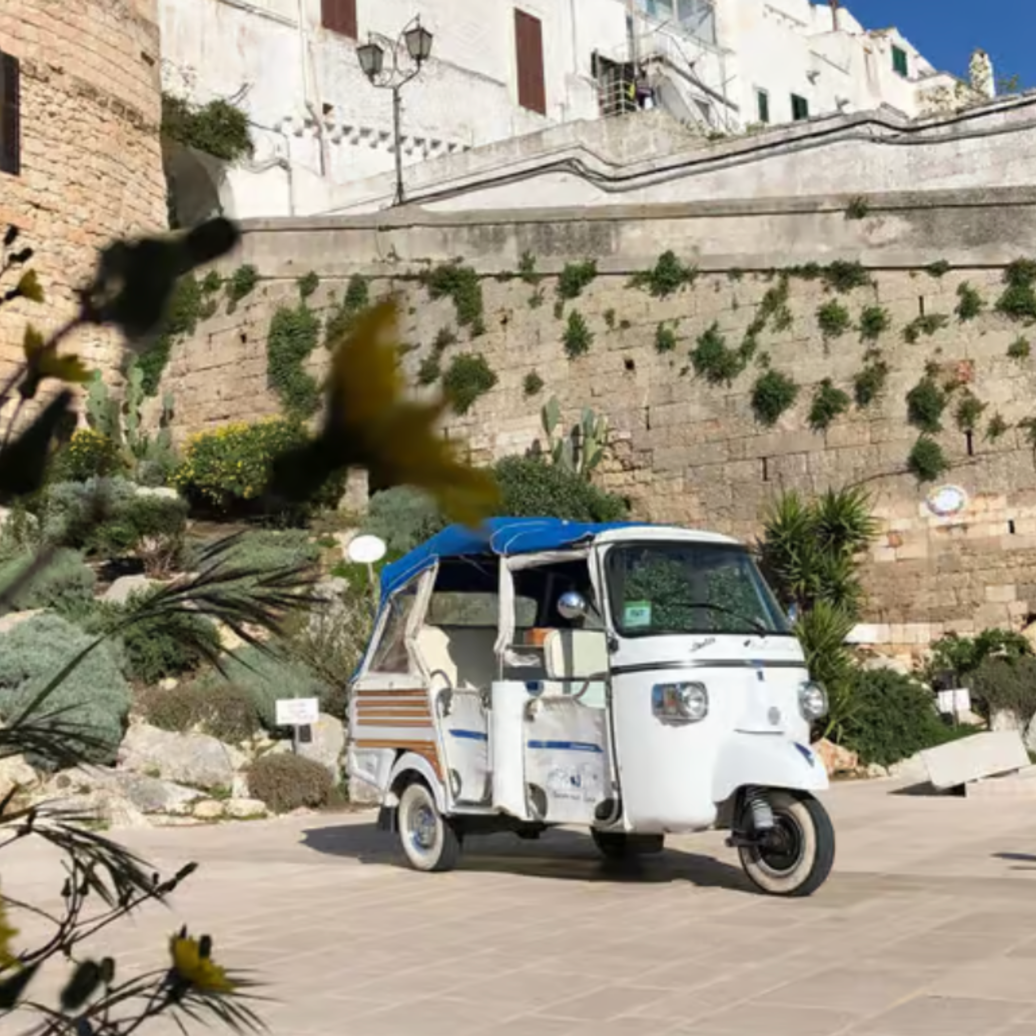 OSTUNI IN APECALESSINO: LA CITTA' BIANCA SU UN PIAGGIO D'EPOCA